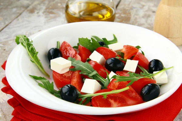 Salada mediterrânica grega com queijo feta, azeitonas e pimentas — Fotografia de Stock