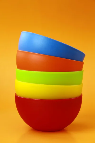 Louça de mesa de plástico colorido e guardanapos para piqueniques — Fotografia de Stock