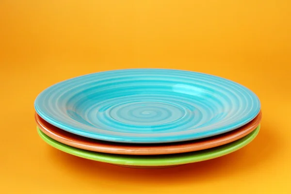 Colorful plastic tableware and napkins for picnics — Stock Photo, Image