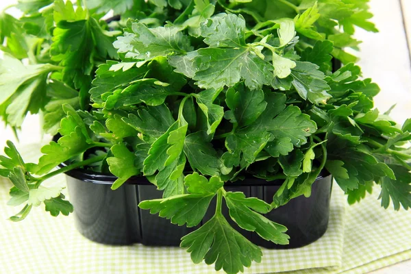 Perejil verde y orgánico en una taza en una servilleta —  Fotos de Stock