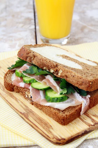Sandwich with ham and pickles on rye bread — Stock Photo, Image