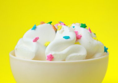 Sarı zemin üzerine beyaz bir fincan dondurma