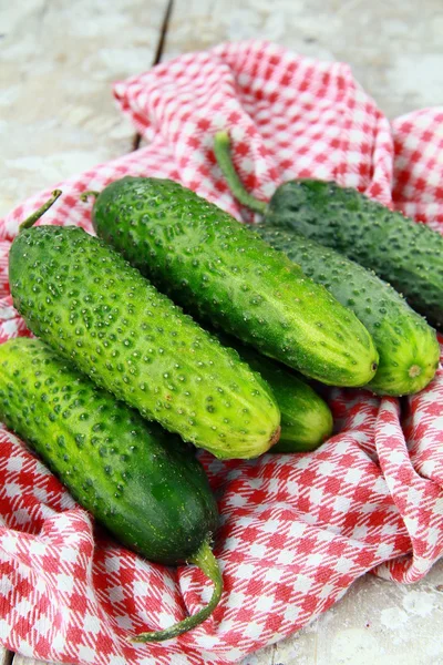 Verse biologische komkommers op een servet op tafel — Stockfoto