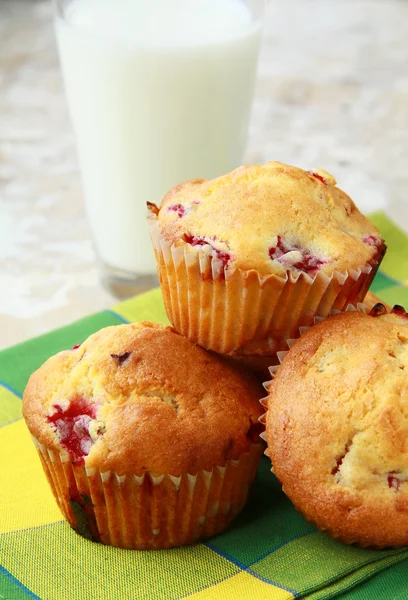 Muffins with berries and a glass of milk — Stock Photo, Image