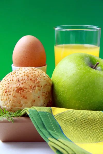 Breakfast with orange juice, boiled egg and sesame buns and green apple — Stock Photo, Image