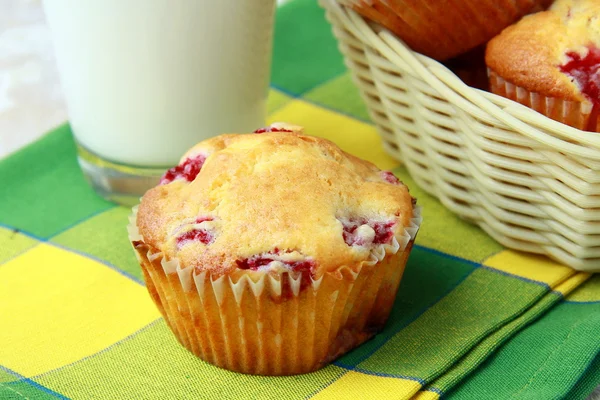 Muffins with berries and a glass of milk — Stock Photo, Image