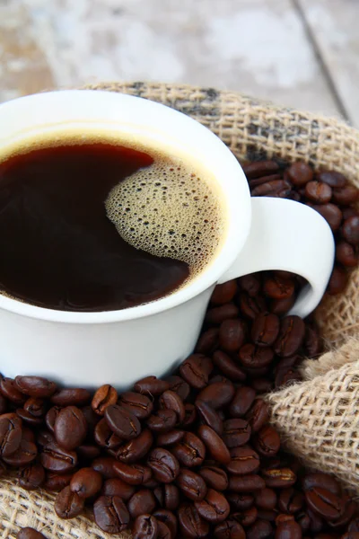 Tasse schwarzen Kaffee und Kaffeebohnen — Stockfoto