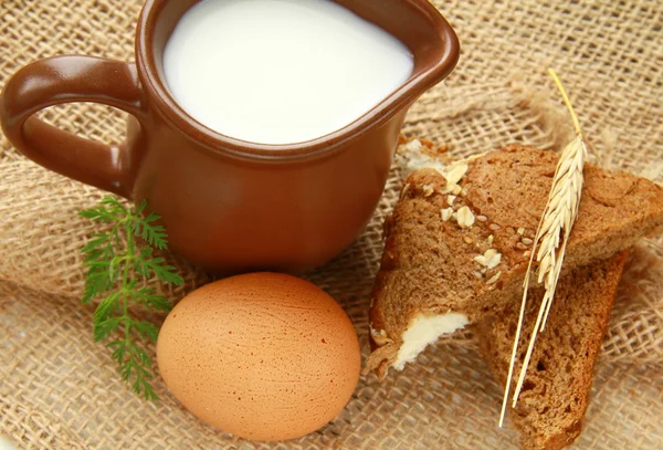 소박한 스타일의 자연 배경에 계란과 우유와 함께 유리 용기 — 스톡 사진