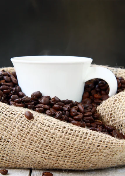 ブラック コーヒー、コーヒー豆のカップ — ストック写真