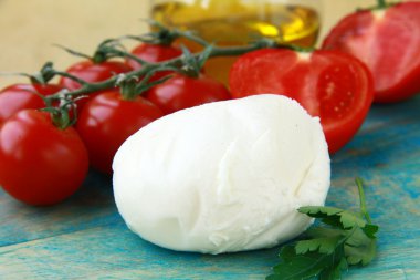 İtalyan mozzarella peyniri domates zeytin yağı