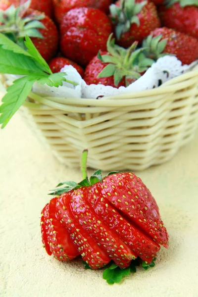新鲜成熟的有机草莓美妙甜点 — 图库照片