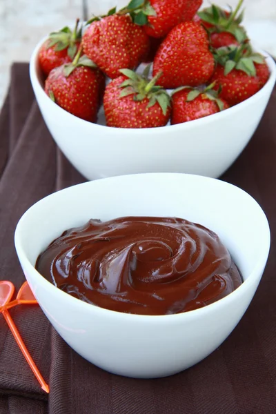 Crema de chocolate caliente y fresa hermoso postre — Foto de Stock