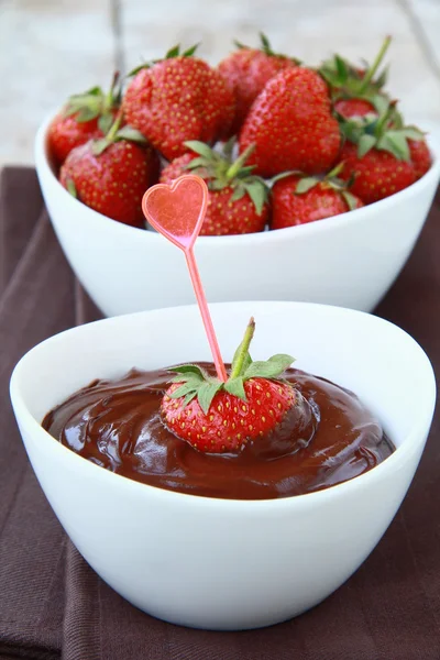 Καυτή σοκολάτα κρέμα και φράουλα όμορφο γλυκό — Φωτογραφία Αρχείου