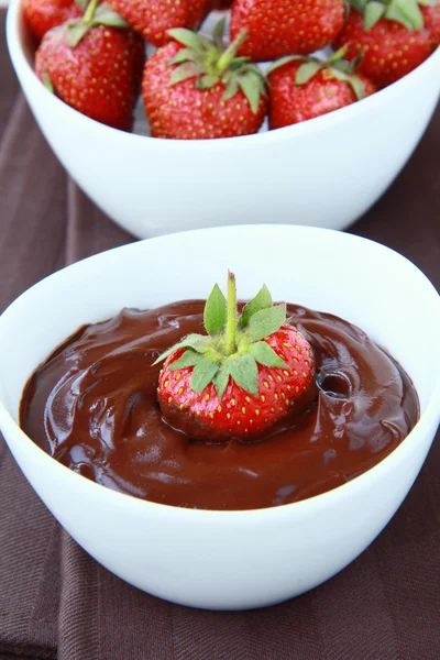 Creme de chocolate quente e sobremesa bonita de morango — Fotografia de Stock