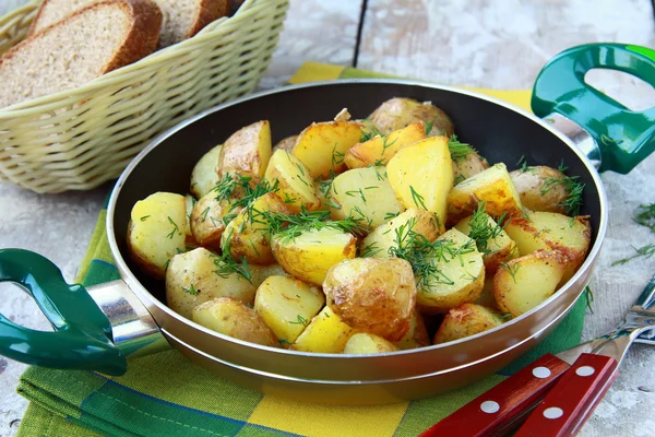 Batatas frescas fritas em uma panela com endro — Fotografia de Stock