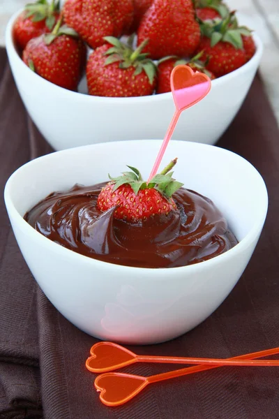 Crème au chocolat chaud et fraise beau dessert — Photo