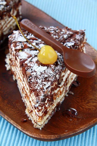 Parça çikolatalı kek çikolata spoon ve kiraz — Stok fotoğraf