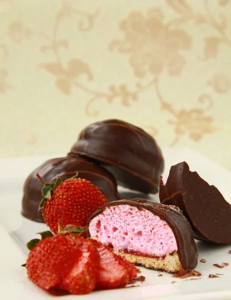 Galletas con malvaviscos y chocolate en un plato blanco con fresas —  Fotos de Stock