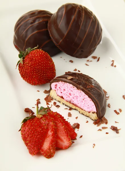 Cookies with marshmallows and chocolate on a white plate with strawberries — Stock Photo, Image