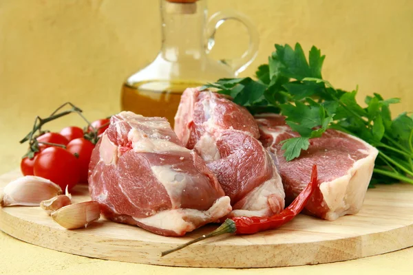 橄榄油用欧芹和板上的胡椒新鲜原料羊肉 — 图库照片