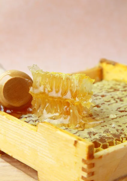Caixa de madeira com favos de mel naturais e mel — Fotografia de Stock
