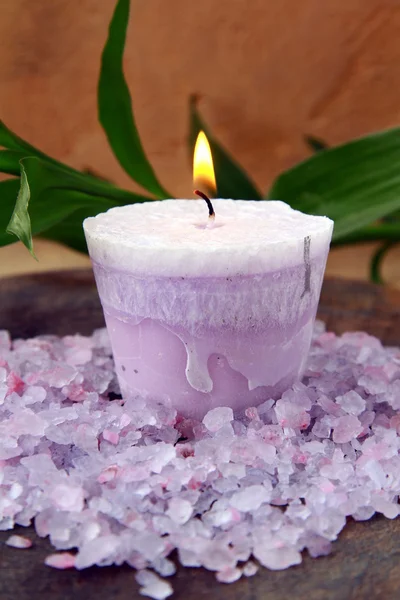 Fioletowy świeca i morze soli spa koncept — Zdjęcie stockowe