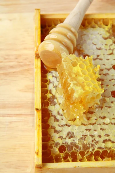 自然なハニカム、蜂蜜と木製の箱 — ストック写真