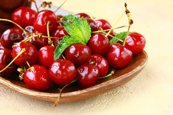 Świeżych organicznych dojrzałe black cherry z liści mięty — Zdjęcie stockowe