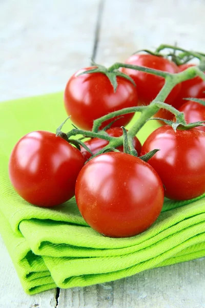 Pomodori Ciliegia fresca matura sull'asciugamano da cucina — Foto Stock