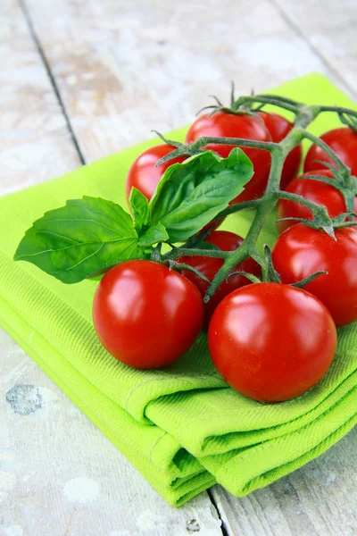 Tomater körsbär färska mogna på Kökshandduk — Stockfoto