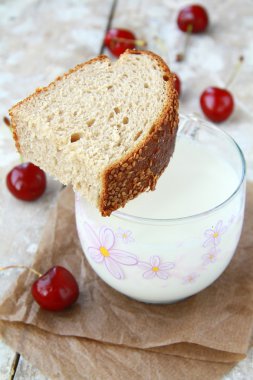 parça ekmek ve bir bardak süt sağlıklı bir diyet