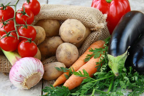 Différents légumes frais sur la table — Photo
