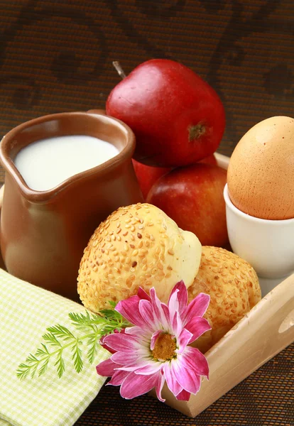 Śniadanie z mlekiem, gotowane jajko sezam bułeczki i jabłko — Zdjęcie stockowe