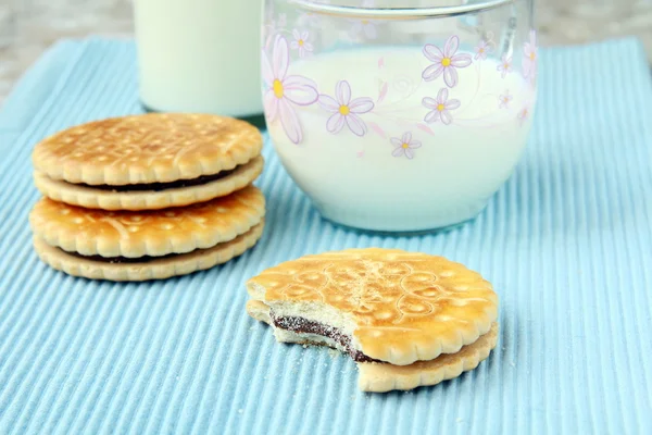 Sendvičové sušenky s čokoládou a sklenici mléka — Stock fotografie