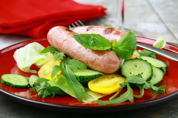 Lunch salad with grilled sausage and fresh vegetables — Stock Photo, Image