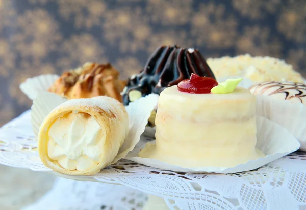 Několik druhů dortů na speciální stojan dezertní talíře — Stock fotografie