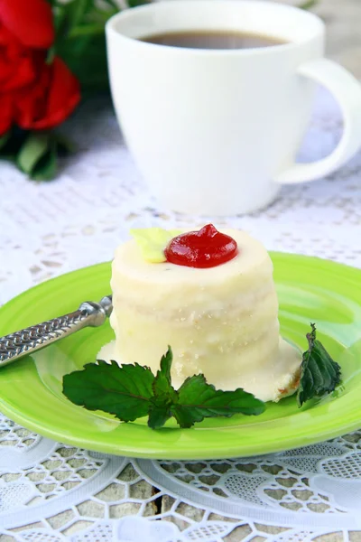 Pastel pequeño en un plato con una taza de café bodegón elegante —  Fotos de Stock