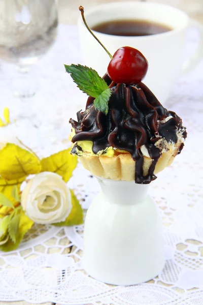 Pastel pequeño en un plato con una taza de café bodegón elegante —  Fotos de Stock