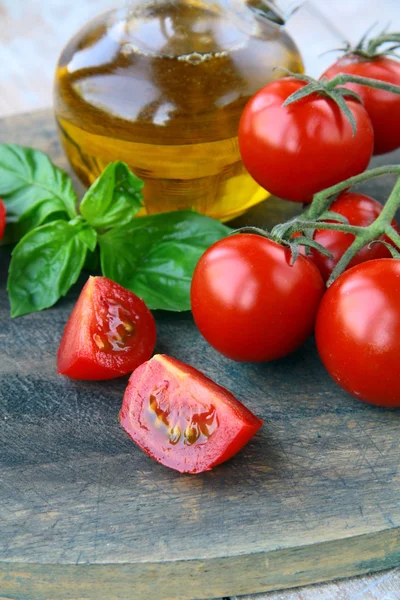 Tomates Cereza fresca madura entera y cortada en rodajas —  Fotos de Stock