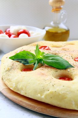 İtalyan focaccia ekmek domates ve fesleğen kesme tahtası