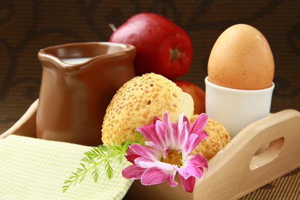 Desayuno con leche, bollos de sésamo con huevo cocido y manzana — Foto de Stock