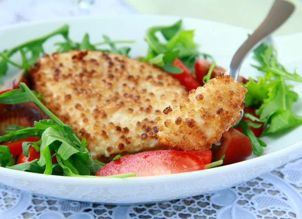 Salad with fried cheese, arugula and fresh vegetables — Stock Photo, Image