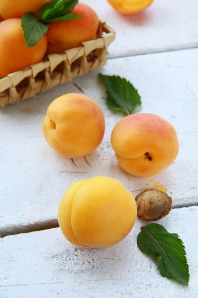 Albaricoque de fruta de grupo en una mesa blanca — Foto de Stock