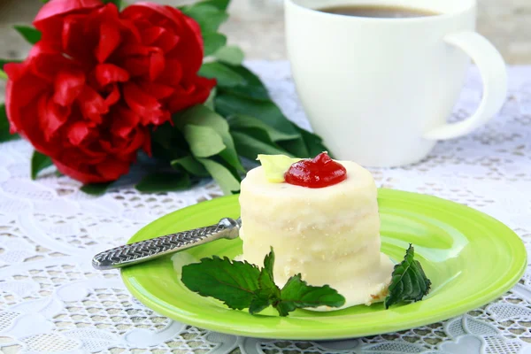 Küçük pasta plaka bir fincan kahve zarif natürmort — Stok fotoğraf