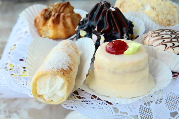 Diversi tipi di torte su uno stand speciale piatti da dessert — Foto Stock