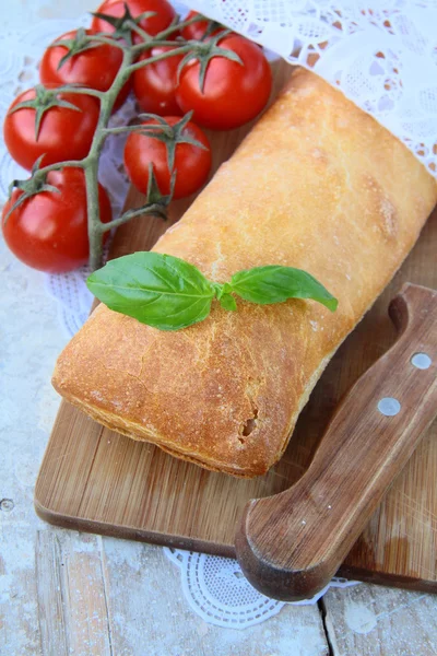 Pão tradicional ciabatta italiano com tomate e manjericão — Fotografia de Stock