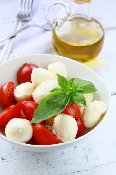 Traditionele Italiaanse caprese salade mozzarella met tomaten en basilicum — Stockfoto