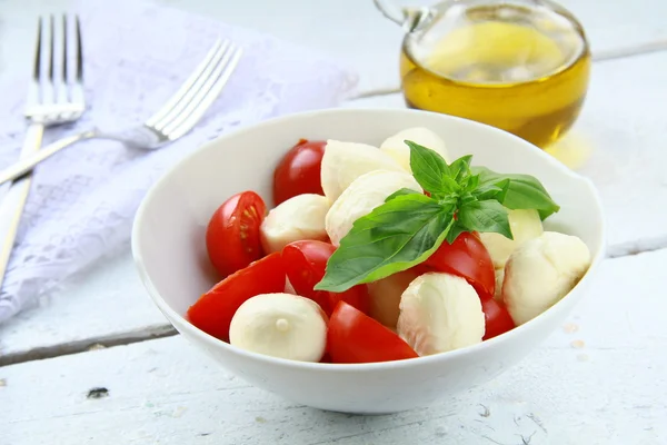Παραδοσιακή ιταλική caprese σαλάτα μοτσαρέλα με ντομάτα και βασιλικό — Φωτογραφία Αρχείου