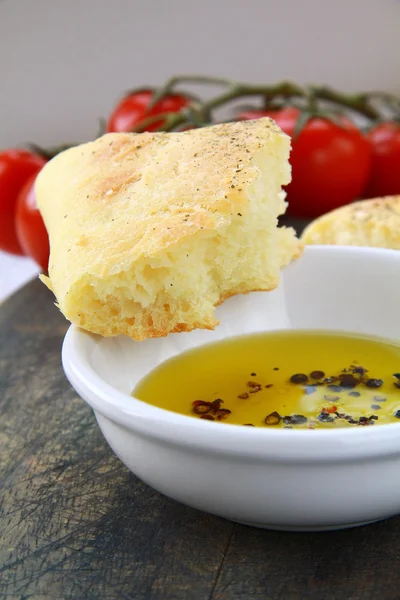 Scheibe italienisches Focaccia-Brot mit Olivenöl — Stockfoto