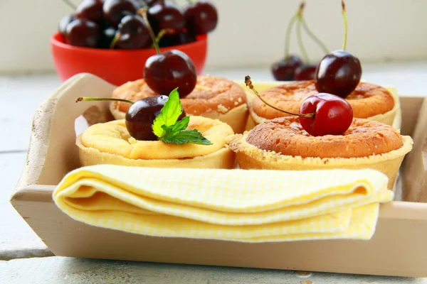 さくらんぼと木製のテーブル ミント ミニ チーズ ケーキ — ストック写真